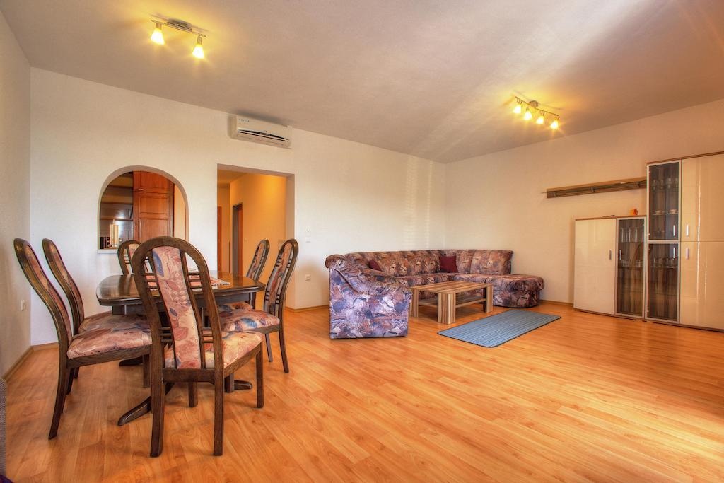 Apartments Peran Sibenik Bilik gambar
